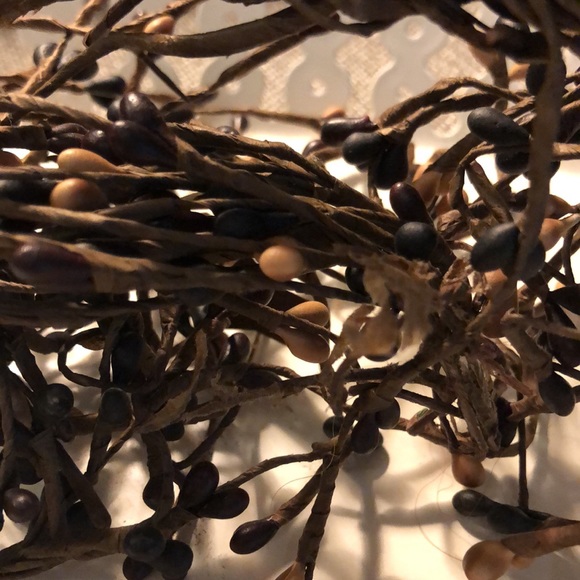 Primitive Rustic Americana woven basket with 3 clumps of wire berries - Picture 8 of 8